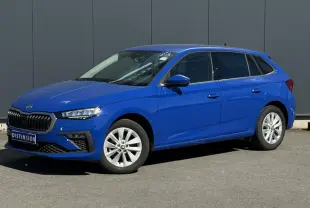 Skoda Scala bleu Energy en 3/4 avant droit, vitres surteintées et jantes alliage 16 pouces visibles.