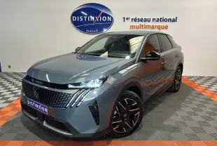 Peugeot 3008 Hybrid bleu Ingaro vue 3/4 avant droit, avec calandre noire et jantes alliage bicolores.