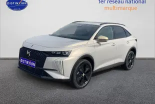 DS7 1.5 BlueHDi 130 Crystal Pearl en 3/4 avant droit avec jantes noires et calandre distinctive noire.