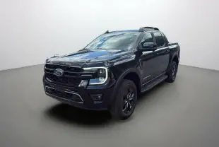 Ford Ranger 2.3 PHEV noir agate en 3/4 avant droit, avec barres de toit et jantes alu noires.