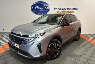 Peugeot 3008 III Hybrid gris Artense en 3/4 avant droit, avec calandre distinctive et jantes noires brillantes.