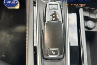 Peugeot 508 gris platinium en 3/4 avant droit, avec jantes alliage bicolores et feux LED distinctifs.