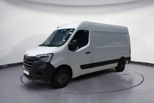 Vue 3/4 avant droite d’un Renault Master blanc L2H2 avec pare-chocs noir et jantes acier noires.