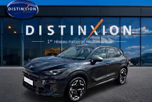 Vue 3/4 avant du CUPRA TERRAMAR gris timanfaya avec jantes noires et détails sportifs devant un showroom Distinxion.