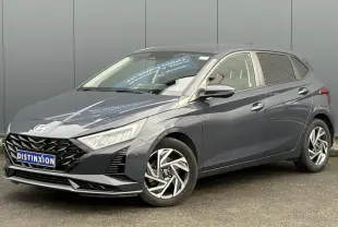 Vue 3/4 avant droite de la Hyundai i20 2025 gris Aurora Metal avec jantes alliage diamantées et calandre noire.