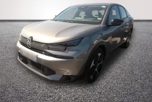 Citroën C4 hybride gris foncé vue 3/4 avant droit avec phares LED et jantes noires distinctives.