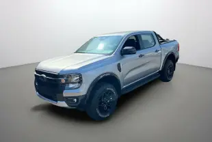 Ford Ranger gris iconic en 3/4 avant droit avec arceaux noirs et marchepieds visibles sur fond neutre.