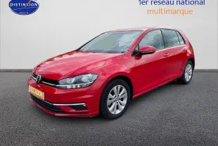 Volkswagen Golf VII rouge vue 3/4 avant droit, avec jantes alliage et calandre noire brillante.
