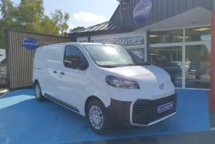 Toyota Proace Fourgon blanc Glacier en vue 3/4 avant droit, avec calandre noire et jantes acier.