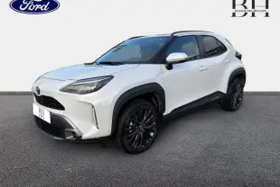 Toyota Yaris Cross blanc lunaire nacré vue 3/4 avant droit avec jantes noires et protections noires contrastées.