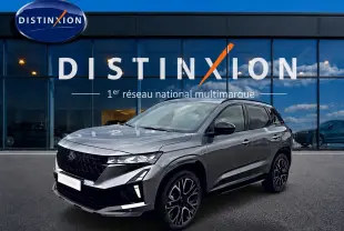 Renault Austral gris schiste en 3/4 avant droit, avec jantes alu noires et calandre noire distinctive esprit Alpine.