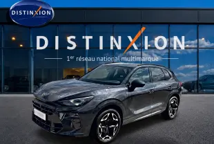 Vue 3/4 avant droit d'un CUPRA Terramar gris Timanfaya avec jantes noires et détails chromés, devant un showroom Distinxion.