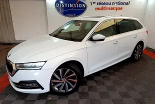 Vue 3/4 avant droite d'une Skoda Octavia blanche 2022, avec jantes alliage et phares LED distinctifs.