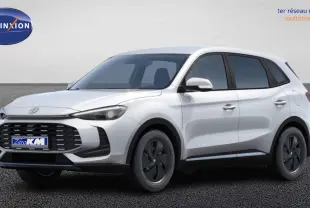 MG ZS 1.5 L Hybrid+ 2025 en blanc Dover, vue 3/4 avant avec calandre noire et jantes foncées.