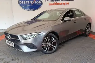 Mercedes Classe A 250 e Hybrid gris foncé vue 3/4 avant droit, avec jantes alliage et calandre distinctive.