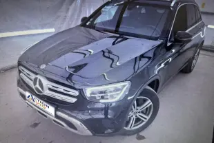 Mercedes GLC 300 e noire vue 3/4 avant droit, avec calandre chromée et jantes alliage cinq branches.