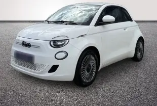 Vue 3/4 avant gauche d'une FIAT 500 électrique blanche avec jantes alu distinctives sur sol gris.