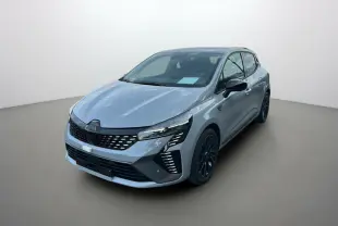 Renault Clio V E-Tech 145 Esprit Alpine Bose gris rafale vue 3/4 avant avec jantes alu noires et feux LED distinctifs.