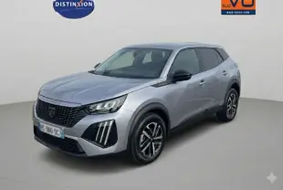 Peugeot 2008 Hybrid 145 gris en 3/4 avant droit avec jantes 16 pouces et signature lumineuse verticale distinctive.