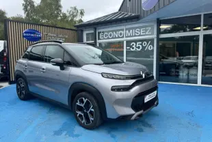 Citroën C3 Aircross gris acier vue 3/4 avant droit avec toit noir et jantes alu distinctives.