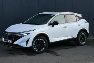 Nissan Qashqai blanc nacré en 3/4 avant droit, avec jantes alliage noires et toit contrasté noir.