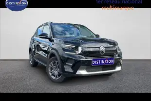 Vue 3/4 avant d'une Citroën C3 1.2 Turbo 100ch MAX noire Perla Nera avec jantes alu et calandre distinctive.