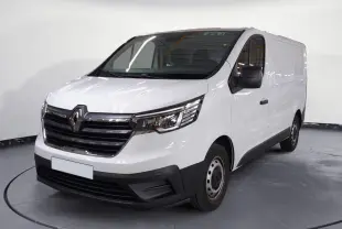 Renault Trafic Fourgon blanc minéral en 3/4 avant droit, avec calandre noire et jantes acier simples.