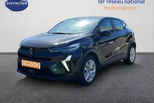 Vue 3/4 avant droite d'un Renault Captur E-Tech Full Hybrid 2025 noir étoile métal avec feux LED et jantes argentées.