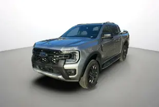 Ford Ranger 2.0 205 Wildtrak Plus gris iconic en 3/4 avant droit avec jantes alu noires et rideau coulissant électrique.