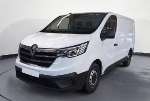 Renault Trafic Fourgon blanc minéral en 3/4 avant droit, avec calandre noire et jantes acier simples.