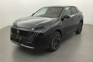 Peugeot 3008 Hybrid 145 e-DCS6 GT noir, vue 3/4 avant droit, jantes alliage 19 pouces et calandre distinctive.