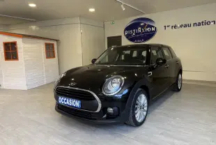 Vue 3/4 avant droite d'une MINI Clubman noire 2019 en showroom avec plaque "OCCASION" visible.