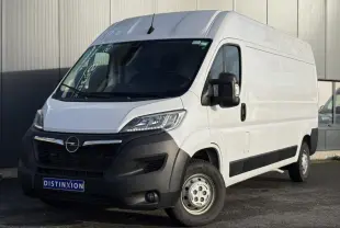 Vue 3/4 avant droit d’un Opel Movano Fourgon blanc 2023 avec pare-chocs noir et calandre distinctive.