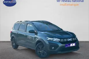 Dacia Jogger 2025 vert cèdre métallisé en 3/4 avant droit avec barres de toit et jantes noires.