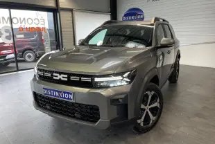 Vue 3/4 avant droite du Dacia Bigster gris schiste avec calandre noire et jantes alliage 18 pouces diamantées.