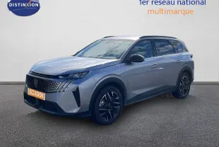 Peugeot 5008 Hybrid gris Artense métal en 3/4 avant droit, avec calandre distinctive et jantes noires bicolores.