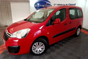Vue 3/4 avant droit d'un Citroën Berlingo rouge de 2016 avec protections noires et jantes acier à enjoliveurs.