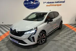 Renault Clio V E-Tech gris Rafale métal en 3/4 avant droit, phares LED allumés et jantes noires bicolores.