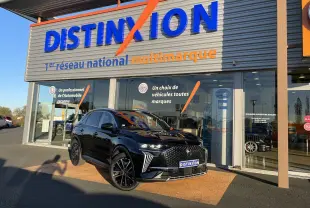 DS7 noir Perla Nera en 3/4 avant droit, avec calandre distinctive et feux DS Pixel Led Vision 3.0, devant un showroom multimarque.