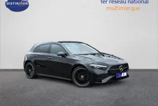 Vue 3/4 avant d'une Mercedes Classe A 200 d AMG Line 2026 noire avec jantes alliage noires et calandre sport.