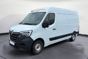 Vue 3/4 avant droit d’un Renault Master blanc 2024 utilitaire avec marquage "location" sur le toit.