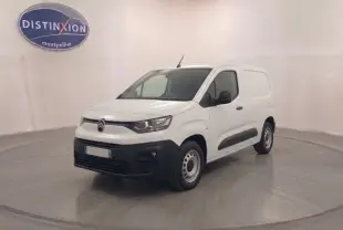 Citroën Berlingo Van blanc en 3/4 avant droit, avec protections noires sur les portières et jantes acier simples.