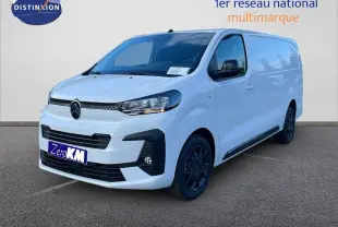 Fourgon Citroën Jumpy XL blanc Kaolin vu en 3/4 avant droit avec jantes noires et calandre noire.