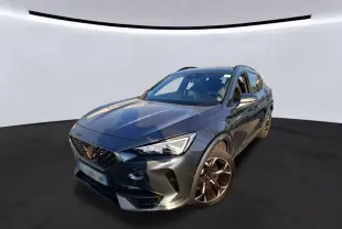 Vue 3/4 avant droite d'une CUPRA Formentor gris foncé 2023 avec jantes alliage et calandre marquée du logo Cupra.