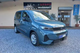 Opel Combo Life Elegance M bleu 2025 en 3/4 avant droit, avec calandre noire et jantes acier argentées.