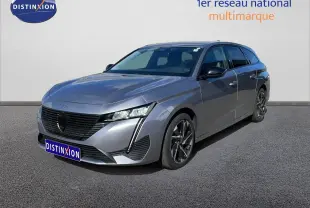 Peugeot 308 SW gris Artense métal vue 3/4 avant droit, avec calandre noire et jantes alliage distinctives.