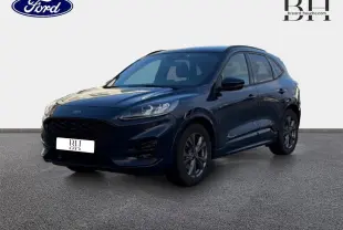 Ford Kuga bleu Abysse en 3/4 avant droit, avec calandre noire et jantes alliage foncé, sur fond neutre.