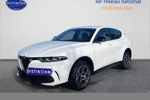 Vue 3/4 avant droite de l'Alfa Romeo Tonale blanc avec jantes alu distinctives et calandre noire sportive.
