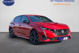 Peugeot 308 rouge Elixir vue 3/4 avant droit avec calandre noire et jantes alliage noires.