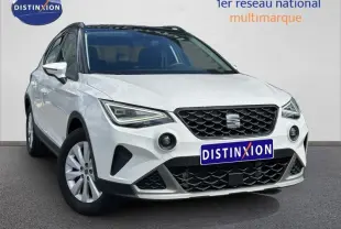 SEAT Arona blanc Candy avec toit noir Minuit, vue 3/4 avant, calandre noire et jantes alu visibles.